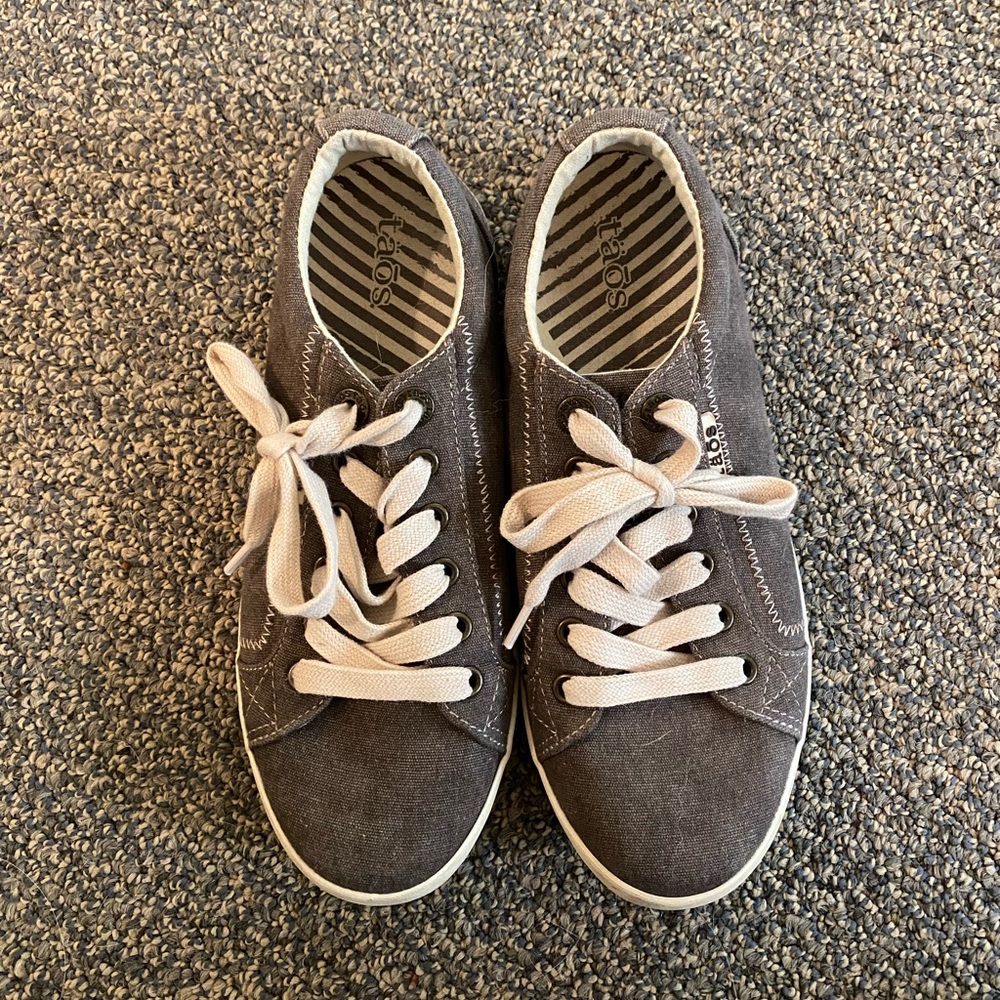 Taos Star sneaker size 7